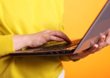 В Минцифры объяснили сбои связи и интернета