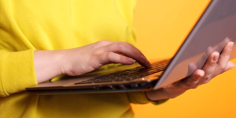 В Минцифры объяснили сбои связи и интернета