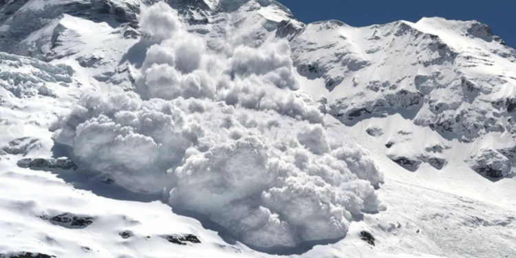 Турист погиб при сходе лавины в горах Алматы (ВИДЕО)