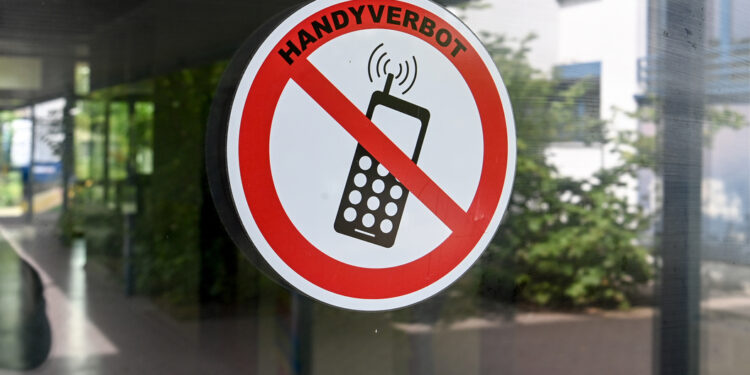 Почему детям хотят запретить пользоваться смартфонами в школах?