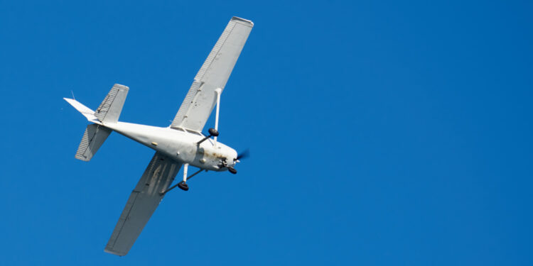 Легкомоторный самолёт экстренно сел на оживлённой улице в США