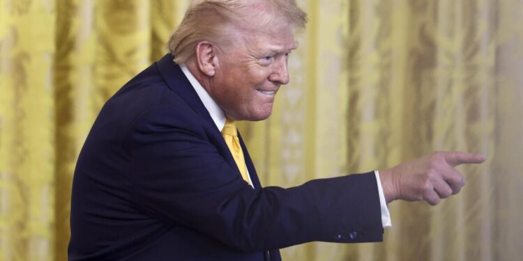 Трамп пообещал обнародовать документы об инопланетянах