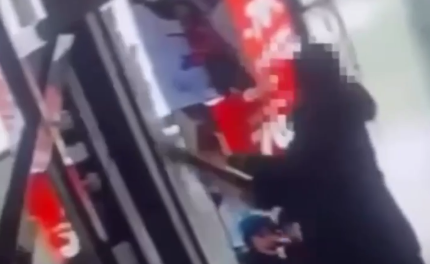 Погром в ТЦ Астаны: мужчина разбил витрины и вырвал стойку (ВИДЕО)