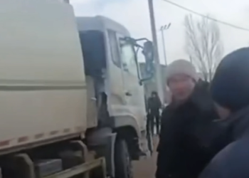 Работники свалки в Астане устроили забастовку, чтобы выбить свои деньги