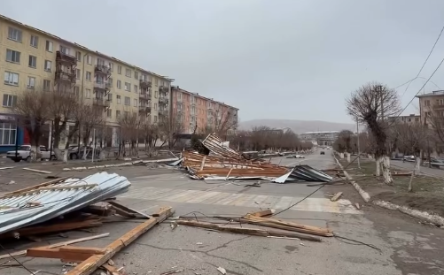 Режим ЧС ввели в районе Жамбылской области, где здания повредил ураганный ветер