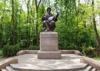 Памятник Жамбылу Жабаеву в Киеве не будут сносить — власти пояснили причину