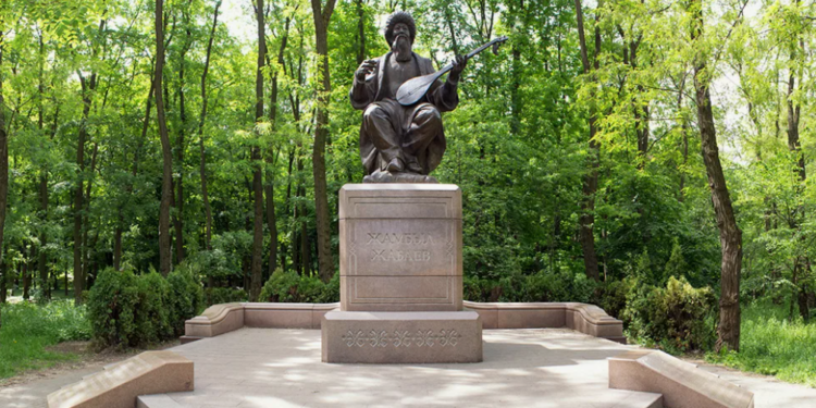 Памятник Жамбылу Жабаеву в Киеве не будут сносить — власти пояснили причину