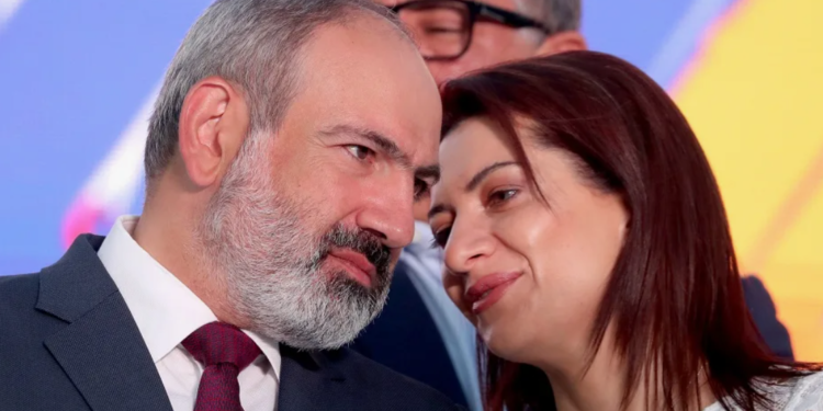 Официальный брак? Жена Пашиняна заинтриговала разрывом с премьером