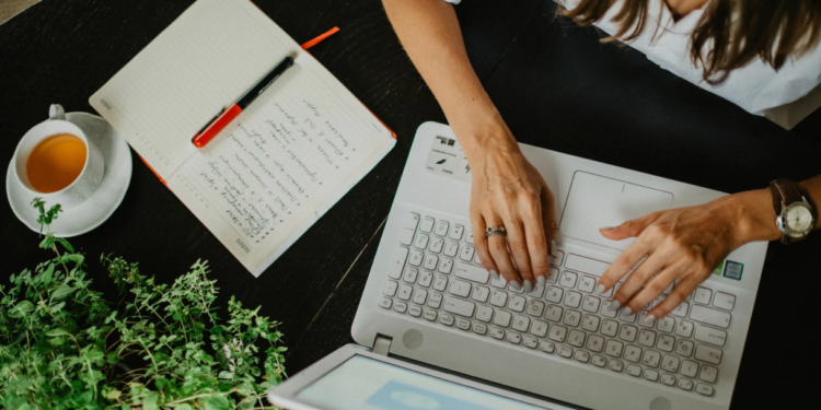 Блогеров заставят указывать диплом при выпуске онлайн-курсов в Казахстане