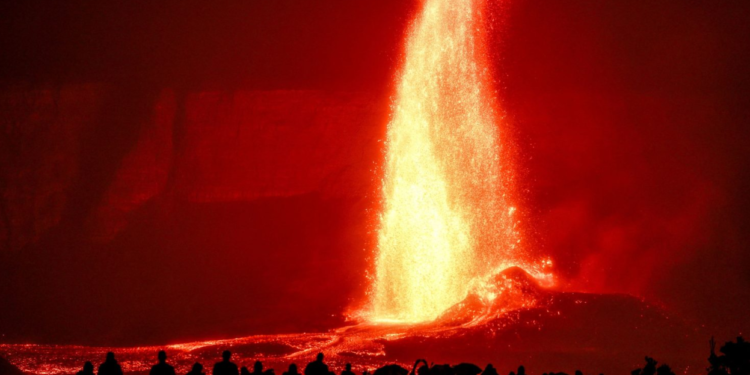 Фонтаны лавы до 400 метров: вулкан Килауэа начал 42-ю фазу извержения (ВИДЕО)
