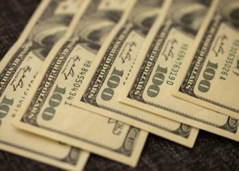 Экс-замглавы ДКНБ Мангистау осудили на 11 лет за вымогательство 500 000 долларов