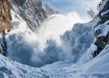 Алматинцев предупредили о лавинной опасности и гололёде