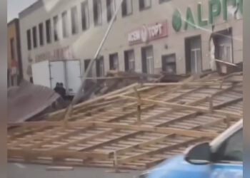 Ветер снёс крышу торгового центра в Мангистауской области (ВИДЕО)