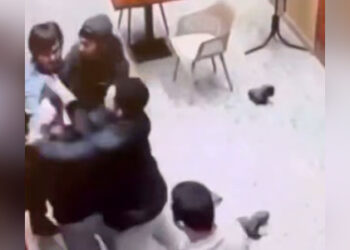 Таскали за волосы и били: мужчины напали на девушку в Актау