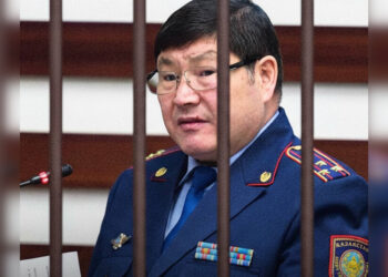 Осуждённый за изнасилование экс-глава полиции Талдыкоргана судится за служебную квартиру