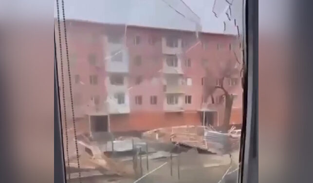 Ветер сорвал крыши и обесточил дома в Жамбылской области