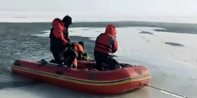 Автомобиль ушёл под лёд в Карагандинской области: погибла женщина