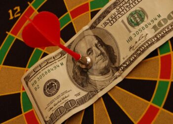 Доллар упал ниже 500 тенге