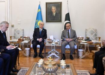 Токаев и Шариф провели переговоры в узком составе