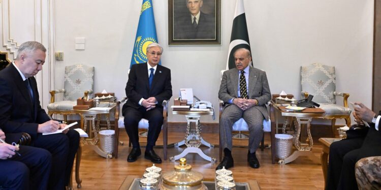 Токаев и Шариф провели переговоры в узком составе