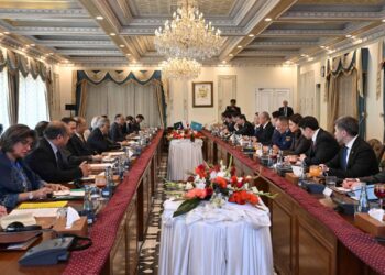 Касым-Жомарт Токаев и Шахбаз Шариф провели переговоры в расширенном формате