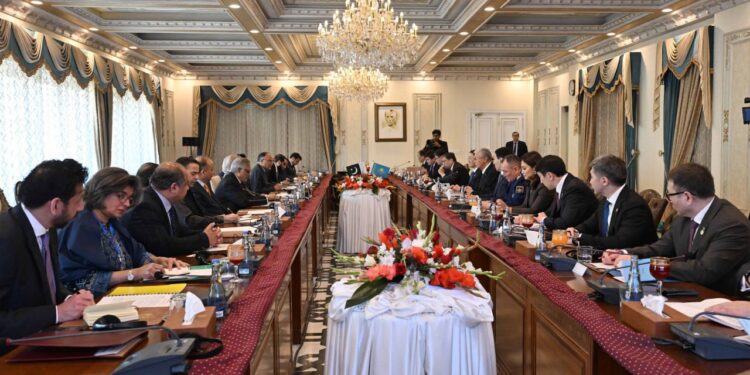 Касым-Жомарт Токаев и Шахбаз Шариф провели переговоры в расширенном формате