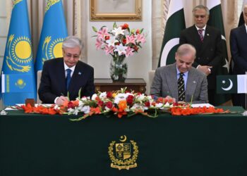 Токаев и Шариф подписали Совместную декларацию об установлении стратегического партнёрства