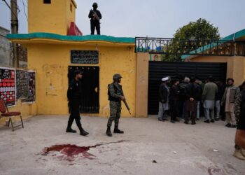 Взрыв у мечети в Исламабаде унёс десятки жизней (ВИДЕО)