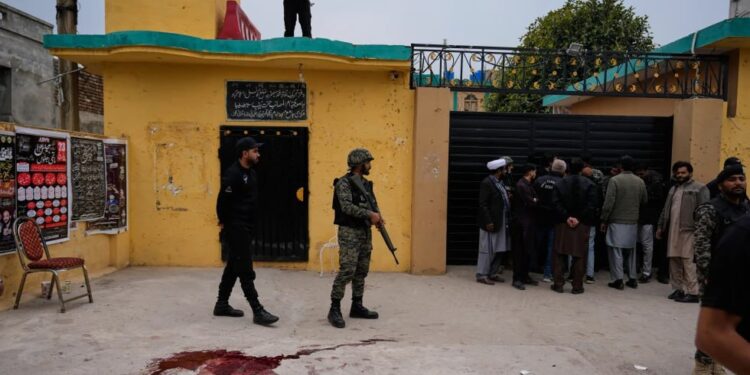 Взрыв у мечети в Исламабаде унёс десятки жизней (ВИДЕО)