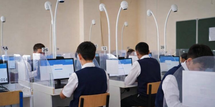 Шпаргалки и телефоны: более 300 нарушений выявили на январском ЕНТ