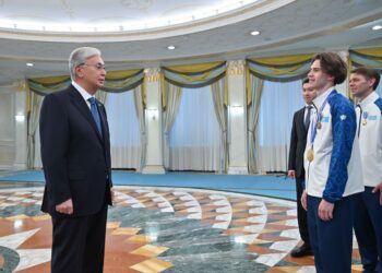 Токаев наградил чемпиона Зимней Олимпиады Михаила Шайдорова