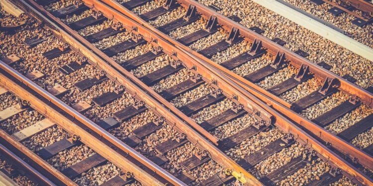 Поезд Алматы – Мангистау насмерть сбил сотрудника железнодорожной охраны