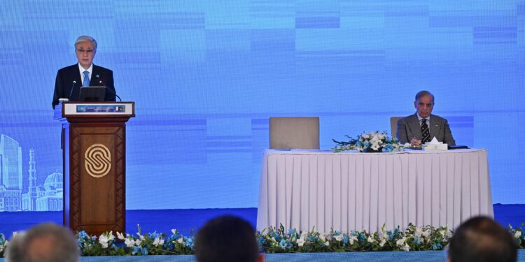 Токаев выступил на казахско-пакистанском форуме в Исламабаде