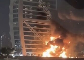 В ходе ночных атак в Дубае повреждён знаменитый отель (ВИДЕО)