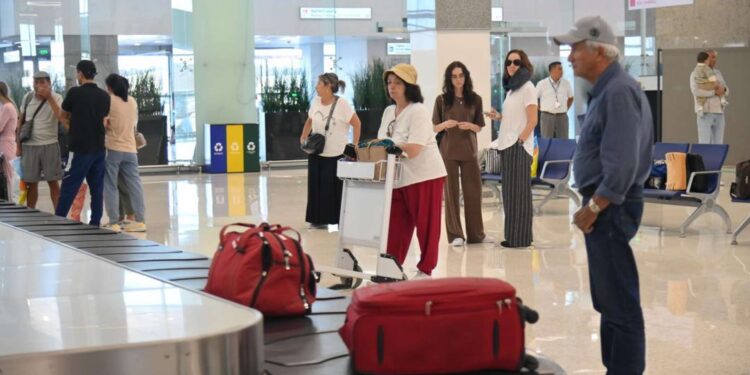 Эвакуация казахстанцев: автобусы из Дубая доставляют людей к пунктам пересадки