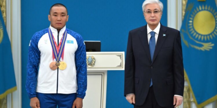 Токаев наградил чемпиона ХІV зимних Паралимпийских игр Ербола Хамитова