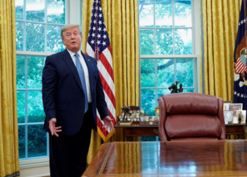 Трамп выступил на брифинге по Ирану, но увлёкся “занавесочками” и “дверьми” Белого дома