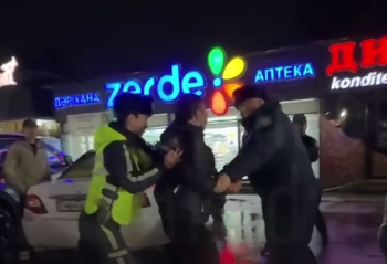 Пьяный пассажир напал с ножом на водителя автобуса в Таразе (ВИДЕО)