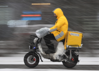 Массовая проверка курьеров началась в Алматы