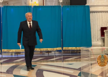 Назарбаев заявил, что поддерживает Токаева и референдум