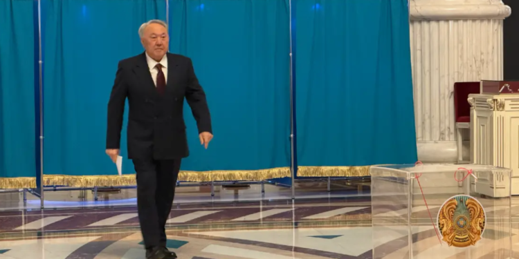 Назарбаев заявил, что поддерживает Токаева и референдум