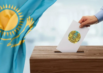 Акимы Алматы и Астаны проголосовали на референдуме