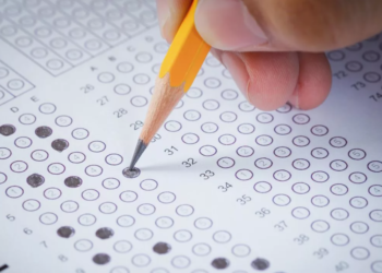 Шпаргалки, смартфоны и удалённые участники: на третьей неделе ЕНТ выявлено 179 нарушений