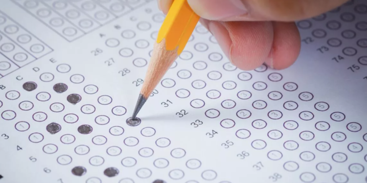 Шпаргалки, смартфоны и удалённые участники: на третьей неделе ЕНТ выявлено 179 нарушений