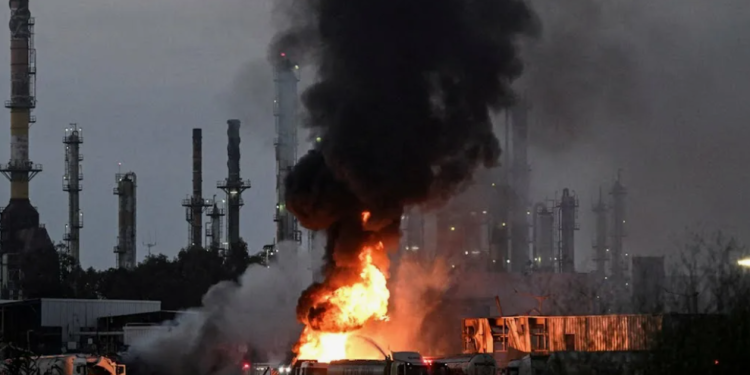 Иран атаковал крупнейший нефтеперерабатывающий завод Израиля (ВИДЕО)