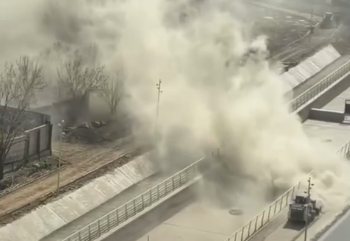 Пыль летит прямо в дом: жительница Алматы возмутилась уборкой набережной (ВИДЕО)