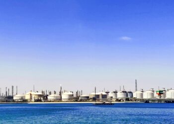 Крупный взрыв в Омане: нефтехранилища загорелись после атаки дрона