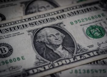 На долларах впервые появится подпись действующего президента США