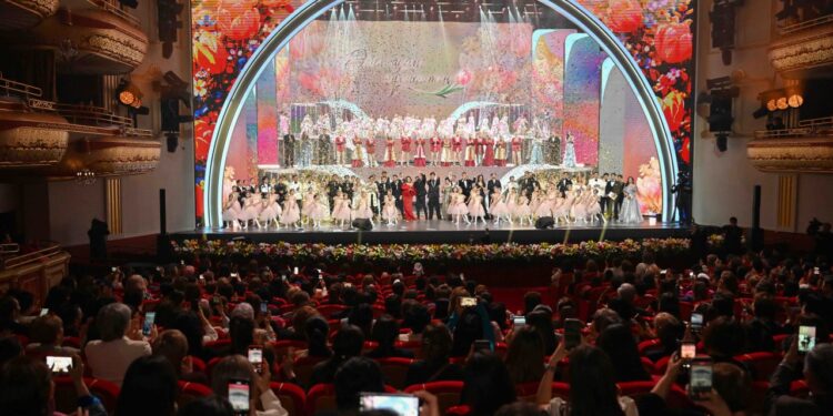 Токаев посетил концерт, посвящённый 8 марта