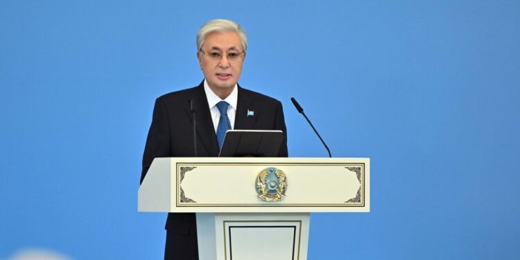 Мы открыли новую эпоху в летописи страны: президент поздравил народ с принятием нового Основного закона